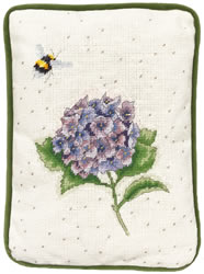 Petit Point borduurpakket Hannah Dale - The Busy Bee Tapestry - Bothy Threads